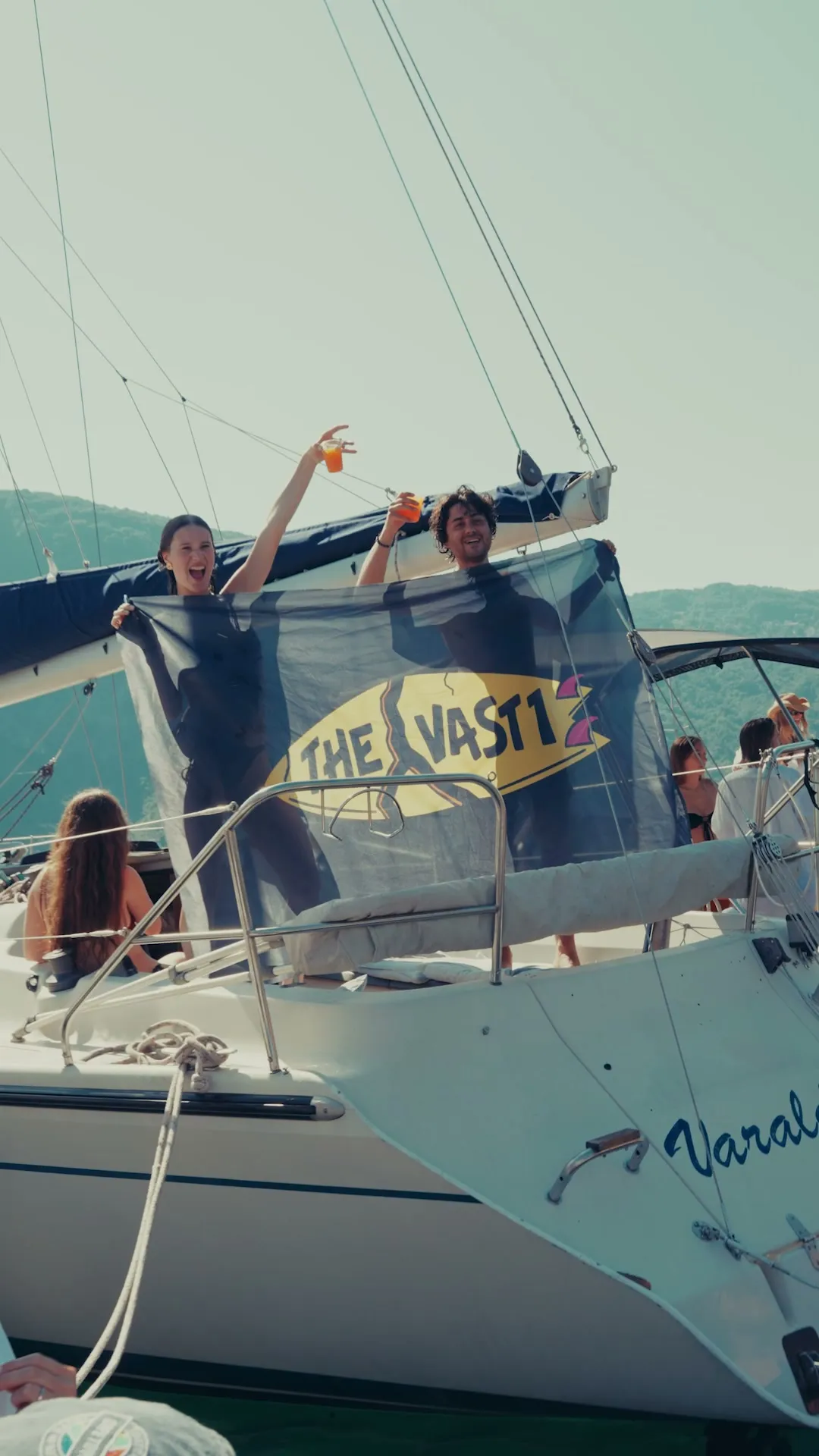 Ragazzi su una barca a vela tengono la bandiera di THE_VAST1