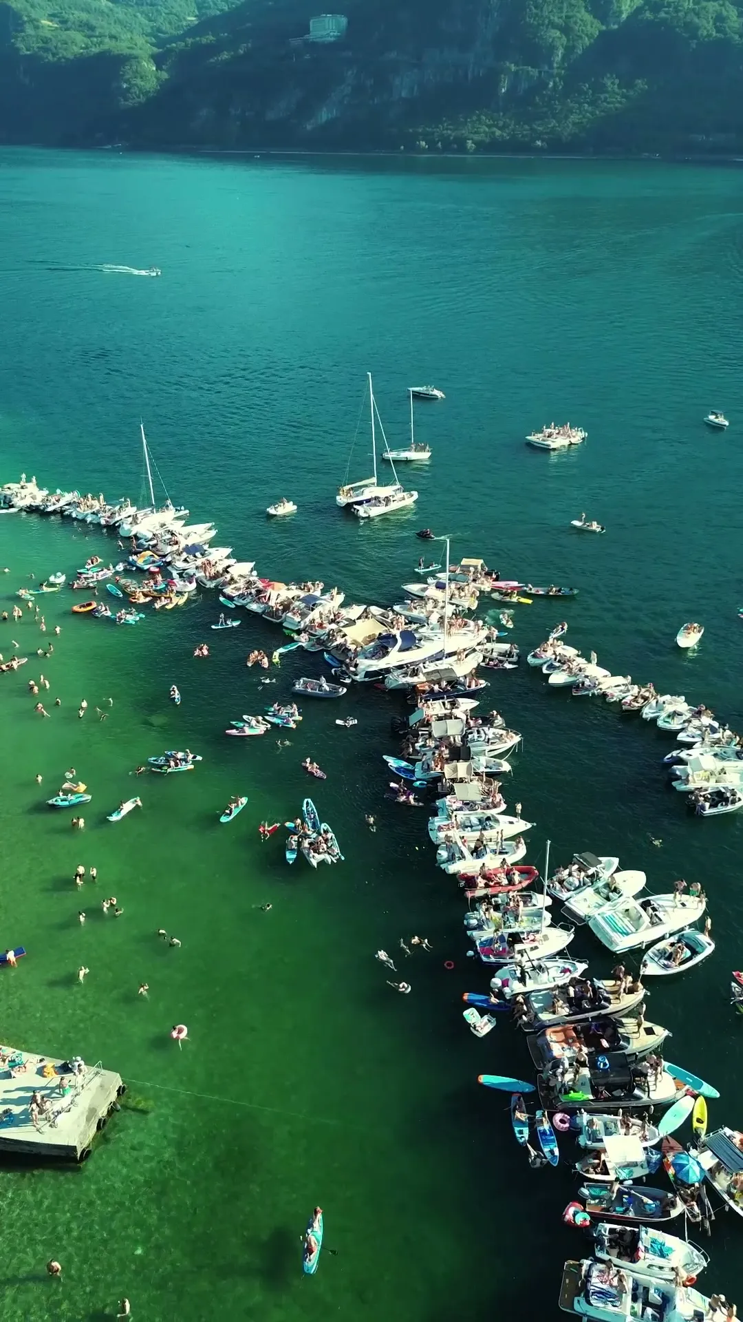 Vista dal drone delle barche di The Waves allineate sull'acqua verde del Lago di Como